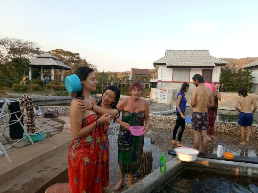 44洗温泉.jpg